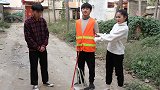 短剧：小伙去扫大街遇到前同事，同事对他大肆羞辱，结局大快人心