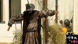 国外爆笑街头恶搞：荒宅里可怕的稻草人吓坏快递小哥