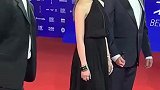 被昆凌美到了！一袭黑裙优雅亮相,笑容迷人气质温婉