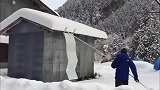 俄罗斯小伙特制的铲雪工具，雪像砖块一样滑落，真是太治愈了