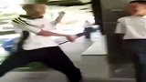 人在受惊是会打猴拳的