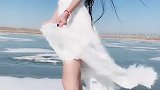 白色露肩挂脖连衣裙小姐姐，曼妙的身姿尽显青春活力
