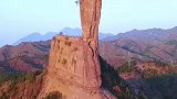中国“棒槌山”上粗下细，屹立万年依然不到