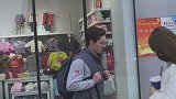 小短腿拿棒棒糖撩外国小哥哥 结果被嫌弃了