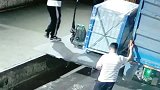 监控实拍：卸货忽然倒塌，这到底是谁的责任