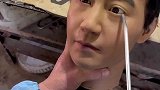 蜡像上面的双眼皮，原来是师傅吹出来的，主打的就是一个离谱！