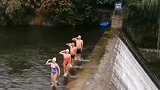 游泳也需要仪式感，花样式的跳水姿势让人佩服，可惜终究赶不上