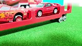 火车头拖车厢轨道上运输赛车、火车、警车、消防车