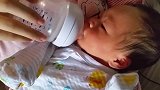 妈妈给一个月大的宝宝喂奶，接下来宝宝的反应可把妈妈吓坏了