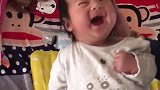 爸爸逗小宝宝玩，宝宝开心的不得了，表情萌翻了！