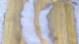 菜板使用时间长很容易滋生细菌和霉菌，我来教你怎么清洗吧