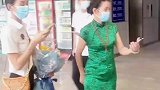 姐姐和家人一起迎接光荣退伍的弟弟回家，一见面眼泪夺眶而出