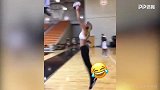 看着都疼！美女扣篮拉倒篮筐 重摔倒地还被砸