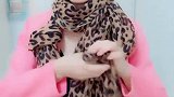 小姐姐教你，豹纹丝巾的新潮系法，美女必学哦！