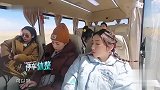 秦海璐实在接地气了，端着盒饭就开始吃，张翰却要吃泡面！