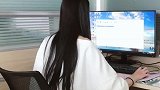 公司新来的小助理，看她认真工作的样子，我都心动了