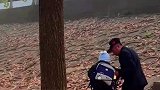 爷爷送孙子上学，一举一动都饱含爱意