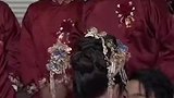 “玩游戏呢，干啥呢！”新郎带伴郎团来接亲，眼里只有新娘，伴郎着急出声提醒。网友：欢乐满满！