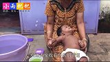 印度宝妈给小宝宝洗澡好吓人，躺在妈妈腿上直接用手搓！