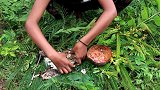 荒野小姑娘：河边石板烤鱼，饿了好几天了吧，狼吞虎咽的