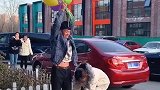 想变气球送给小姐姐，气球好像不乐意
