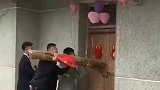 哪里的风俗新娘不开门直接拿棍子砸，也是无语了！