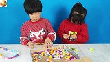 俩小孩玩串珠玩具，拆项链给你凑珠子，但她想要做个啥