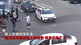 百元大票被风吹跑一地，众人马路上齐捡钱，转身就送还给失主