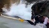男孩海边游玩涌入海浪漩涡，众人脱衣拧成绳子齐心协力救人