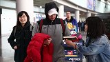 林丹结束瑞士征程低调抵京 头戴双帽略显疲惫为球迷签名
