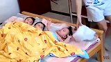 三胞胎起床记，看一次笑十次，你们说这是不是爸爸上辈子欠的债