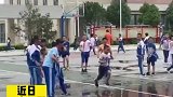 雨后校园的操场撒欢，小男生正在表演水上漂