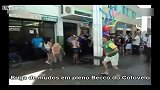 实拍：外国老人起冲突动嘴不动手