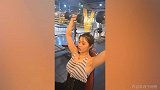 极品身材小姐姐练肩 这健身姿势很标准
