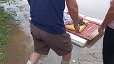 水灾中的大哥自制逃生船，真是个大孝子