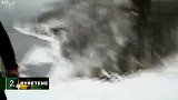 旅游-挪威北部货车与救援车坠落山崖恐怖一幕