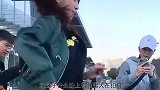 这妹子什么边上有两男人拿着手机，是在干嘛的呢