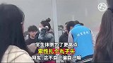 学生体侧为了更高点，索性扎个丸子头
