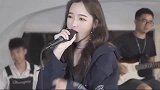 女孩唱歌不错，歌声甜美很动听，感觉可以跟原创歌手拼一拼！
