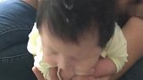 小宝宝好可爱,被月嫂抱在怀里的时候,小表情太萌了！