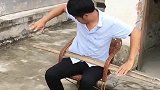 天啊，谁拿扁担把我困在这椅子上啊？