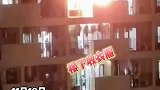 湖南外国语职业学院新校区一女生宿舍起火，对楼男生大喊：楼下收衣服宿舍