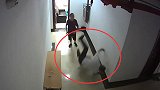 大型互相碰瓷现场！物管和业主吵架突然腾空摔地宛如气功