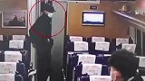山东青岛：女子列车上睡着 手机秒被偷