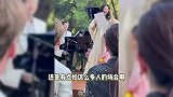 朱珠带女儿参加音乐诗会，小珍珠穿公主裙上台，母女俩同台读诗超治愈