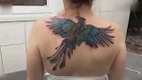 难以置信女子后背凤凰纹身会“扇动翼”