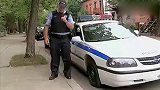 路人帮忙捡小刀，警车突然没气了，这下尴尬了，真能搞