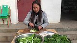 燕子做地锅鸡汤面条，青菜放2上大盆，吸溜吸溜吃着真过瘾