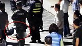 “我们不怕碰瓷！”老人突然摔倒，路人吓得到处跑，武警立马救人