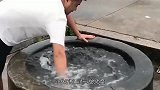 一口农村的枯井，下过雨后水位暴涨，看看小伙搅浑后发现了什么？